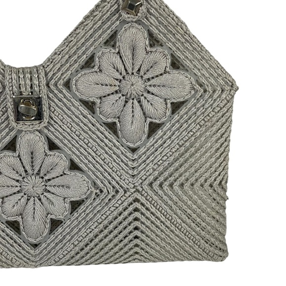 Vintage Handmade Gray Cross Stitch Plastic Canvas Woven Flower Accent Handbag - Picture 4 of 15